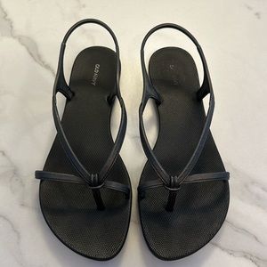 Old Navy Dark Grey Women’s Sandals size 9 Flip Flop with Heal Strap Flats